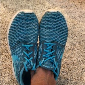 Nike teal tennis shoes